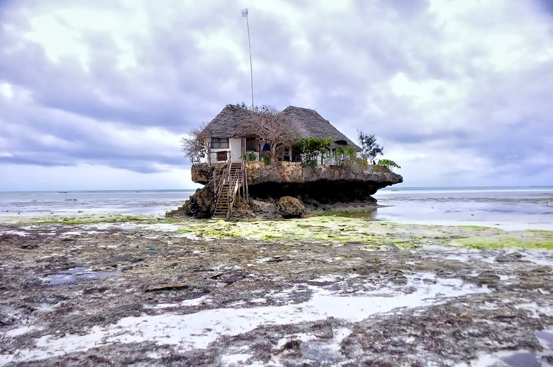 Soubor:The Rock Restaurant, Zanzibar-2012-Flickr.jpg