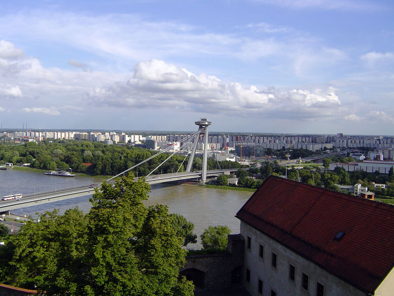 Soubor:El Danubio atravesando Bratislava.jpg