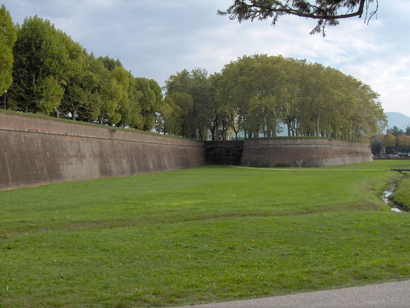 Soubor:Lucca.city walls01.jpg