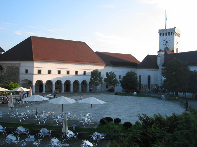 Soubor:Ljubljanski grad-dvorisce.JPG