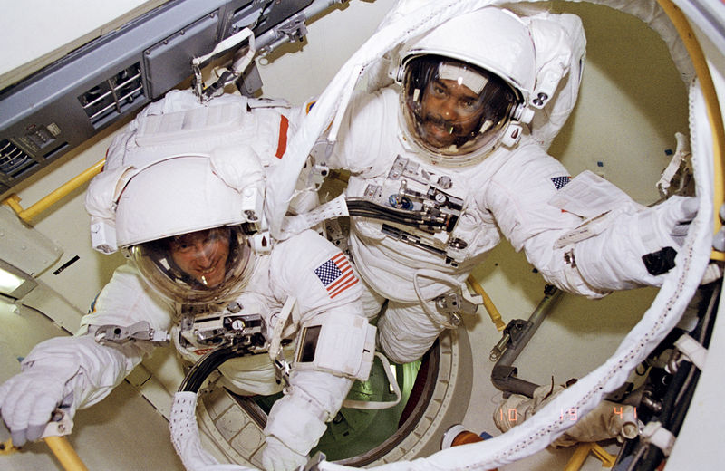 Soubor:Bernard Harris and Michael Foale prepare to leave airlock - GPN-2006-000022.jpg