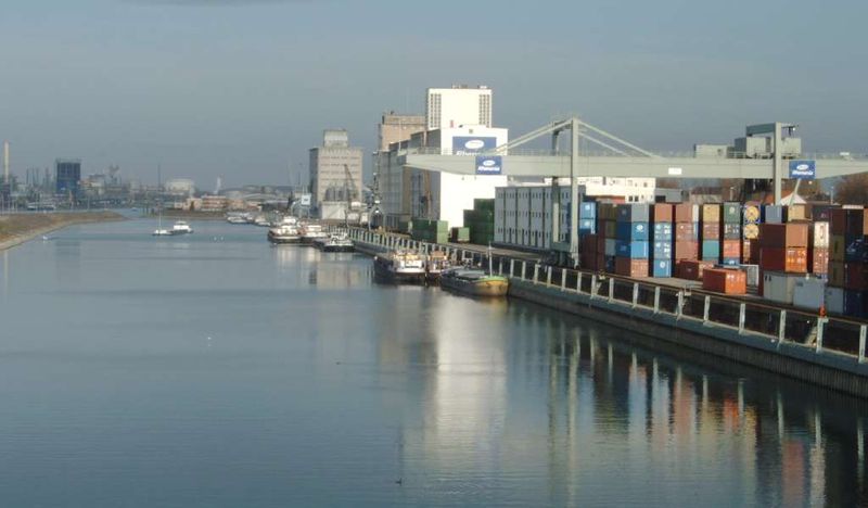 Soubor:Mannheim-Hafen-Container.jpg