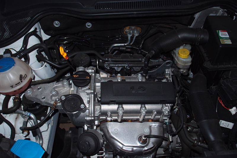 Soubor:Motor-osobniho-auta-Volkswagen Polo-6R-3-20-7-2021.JPG