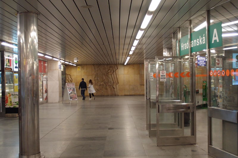 Soubor:Hradcanska metro station 2018Z13.JPG