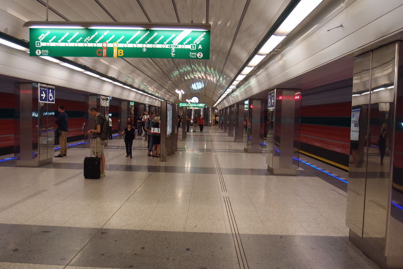 Soubor:NVeleslavín metro station 2016Z10.JPG