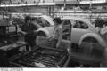 Bundesarchiv B 145 Bild-F038788-0009, Wolfsburg, VW Autowerk, Käfer.jpg