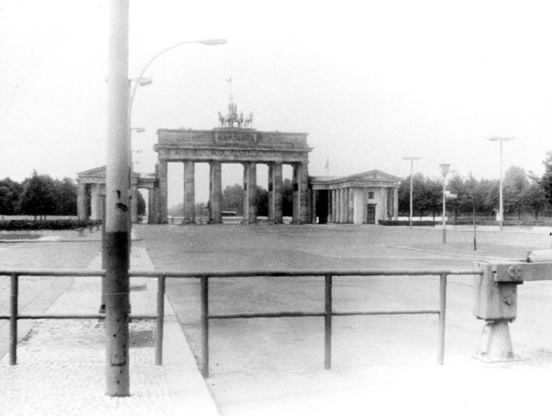 Soubor:Brandenburg gate 1982.jpg