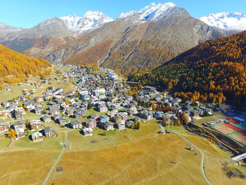 Soubor:Saas-Fee-aerial-1.jpg