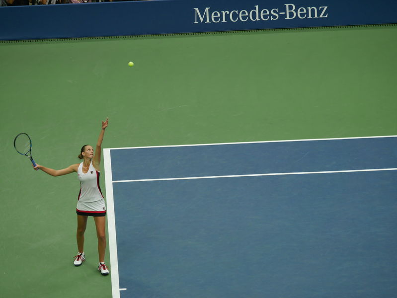 Soubor:Karolina Pliskova Serving-Flickr.jpg