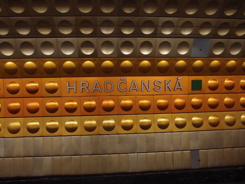 Soubor:Hradcanska metro station 2018Z01.JPG