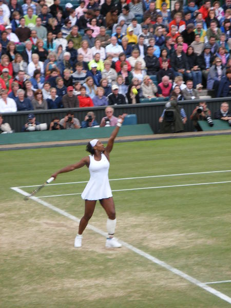 Soubor:Serena Williams Serve Wimbledon.JPG