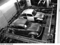Bundesarchiv B 145 Bild-F038801-0016, Wolfsburg, Volkswagen, VW Käfer auf Prüfstand.jpg