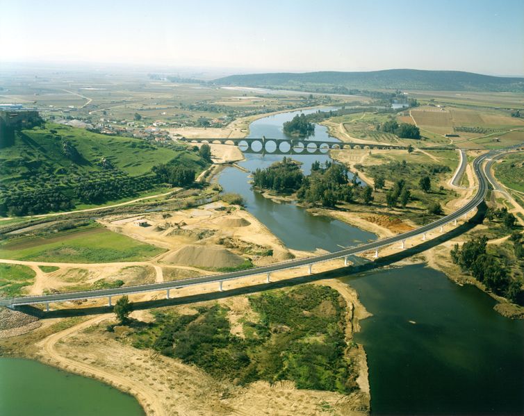 Soubor:Puente de Medellín..jpg