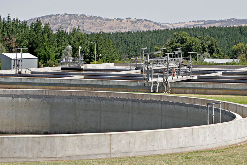 Soubor:Wonga wetlands sewage plant.jpg