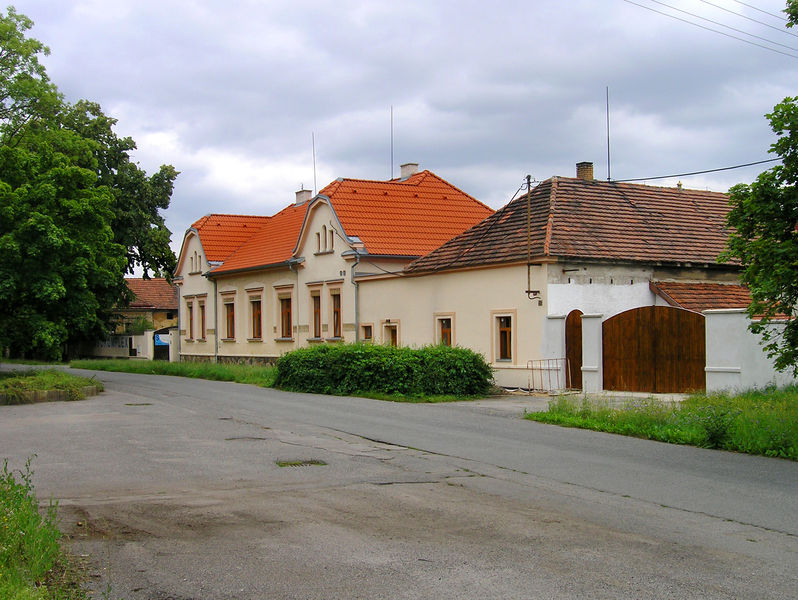 Soubor:Chrášťany, farm.jpg