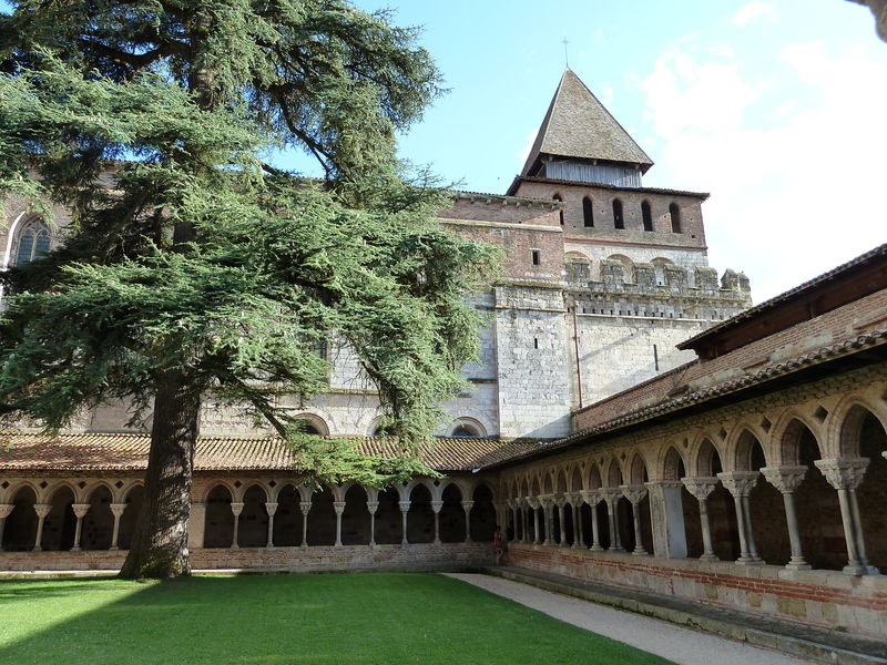 Soubor:Cloitre avec arbre moissac.jpg