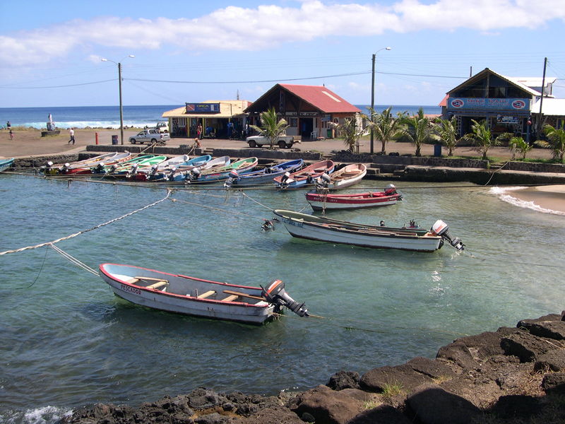 Soubor:Hanga Roa Harbour.jpg