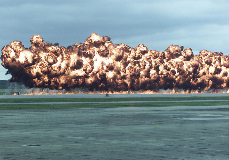 Soubor:Simulated Napalm Airstrike.jpg