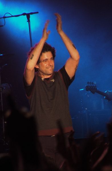 Soubor:Andrés Calamaro aplauso cropped.jpg