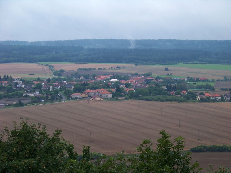 Soubor:Bzová, z hradu Točník.jpg