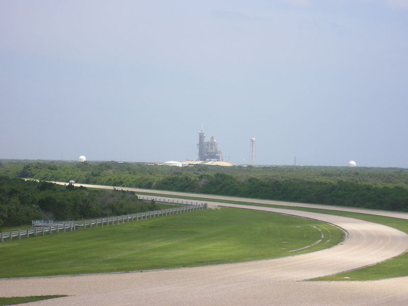 Soubor:LC39B-Discovery-July-6-2005.jpg