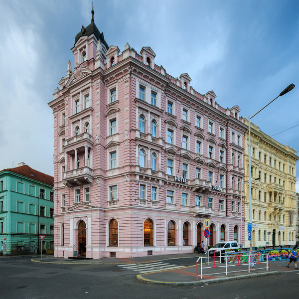 Soubor:Prague 07-2016 Hotel Opera.jpg