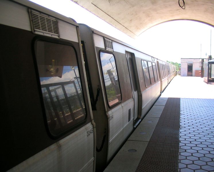 Soubor:Washington DC Metro outside.jpg