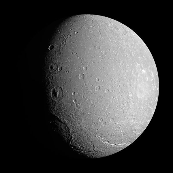 Soubor:Dione3 cassini big.jpg