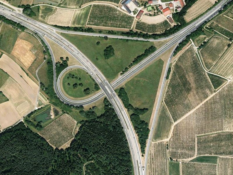 Soubor:Wolnzach Autobahndreieck Holledau Aerial.jpg