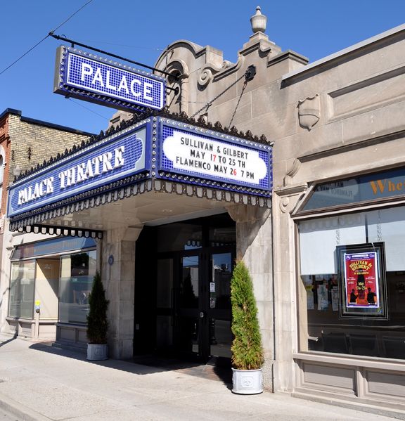 Soubor:710 Dundas Palace Theatre.jpg