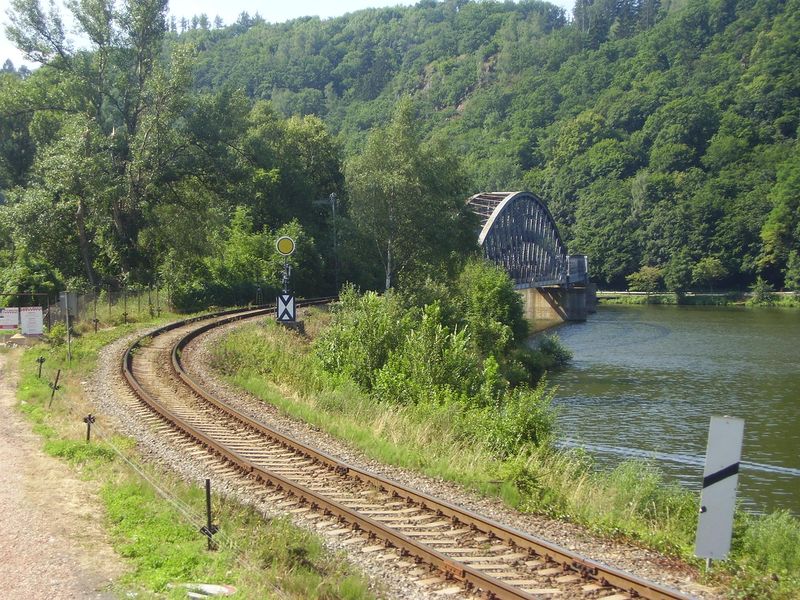 Soubor:Skochovice-Dobriska vetev s mostem.jpg