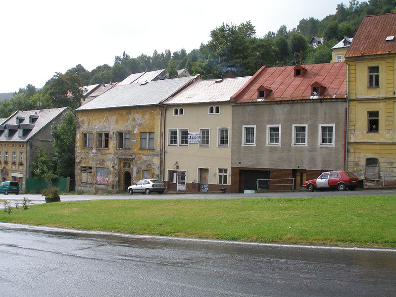 Soubor:Joachimsthal-2007-09-04-DomyJizneOdRadnice.JPG