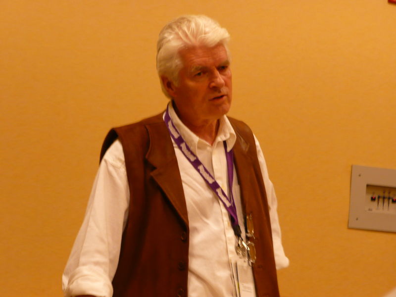 Soubor:Roger Dean, DragonCon 2008.jpg