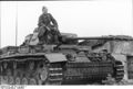 Bundesarchiv Bild 101I-748-0089-10, Russland, Soldat auf Panzer III J.jpg