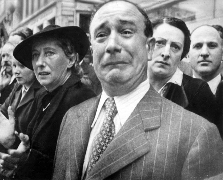 Soubor:Weeping Parisian from NARA Ww2-81.jpg