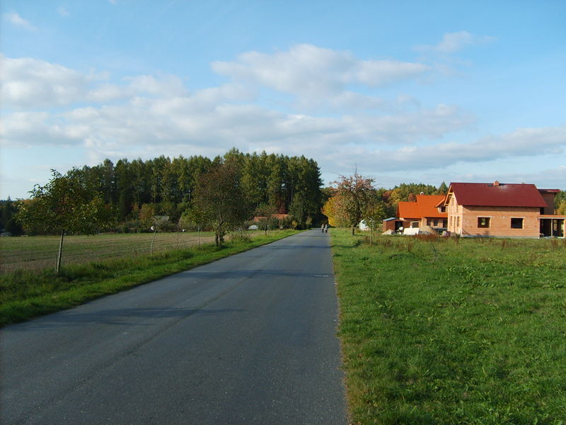 Soubor:Dolnikralovice newhouses.JPG