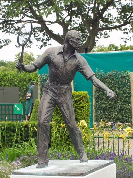 Soubor:Fred perry statue wimbledon.jpg