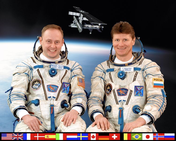 Soubor:ISS Expedition 9 crew.jpg