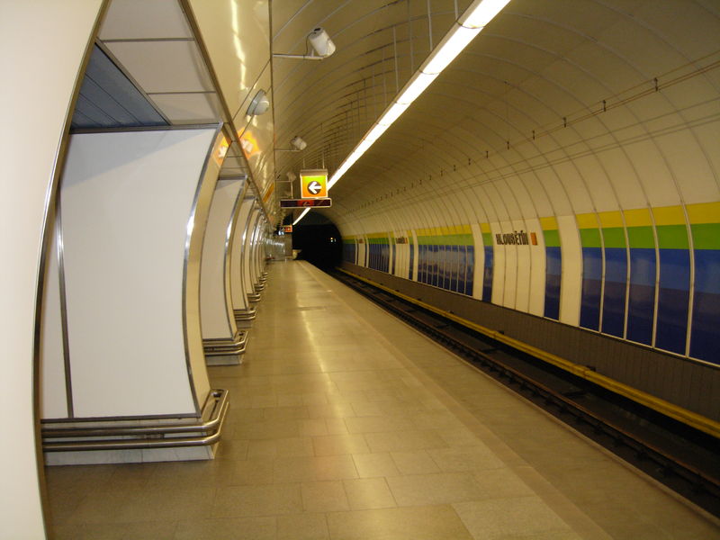 Soubor:Hloubětín - metro II.JPG