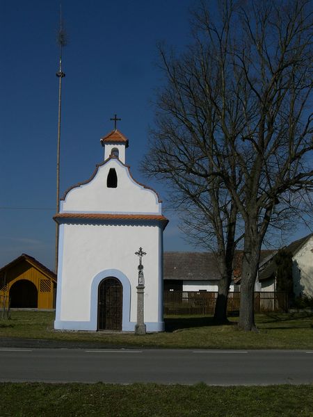 Soubor:Skály - chapel.jpg