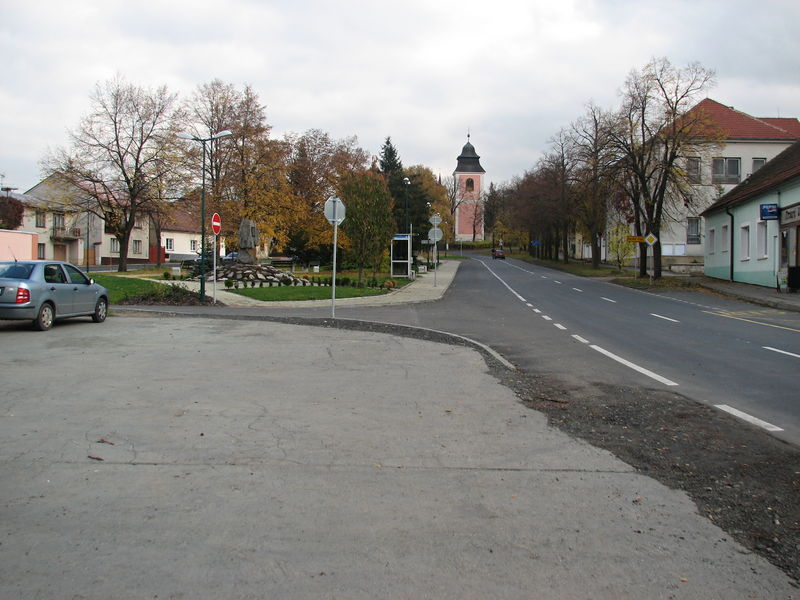 Soubor:Velim, náměstí (2).JPG