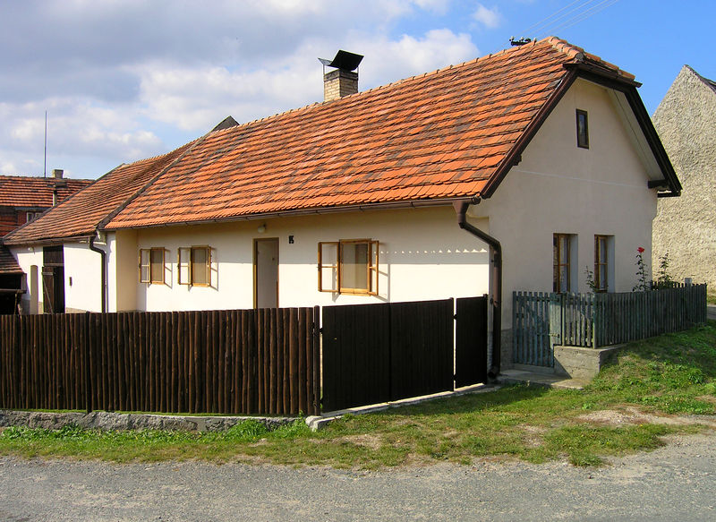 Soubor:Hradešín, west 2.jpg