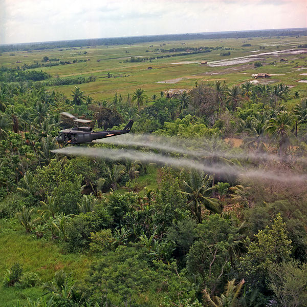 Soubor:Defoliation agent spraying.jpg