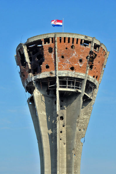 Soubor:Vukovar-watertower-after-war.jpg