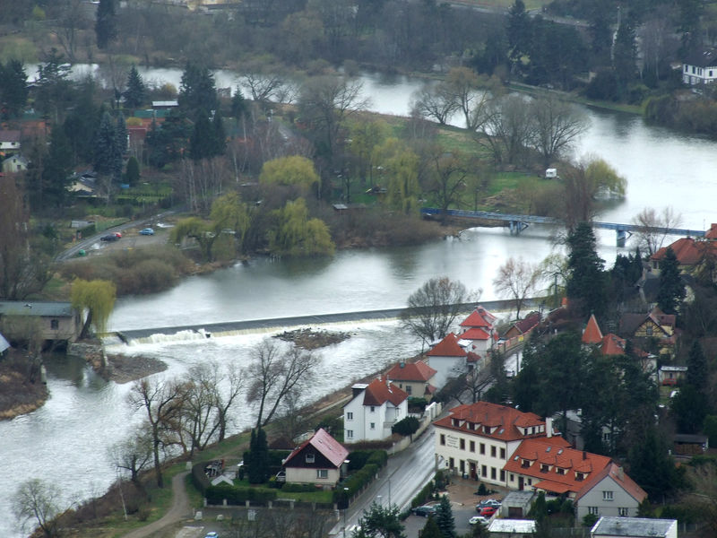 Soubor:Černošice, pohled na jez.JPG