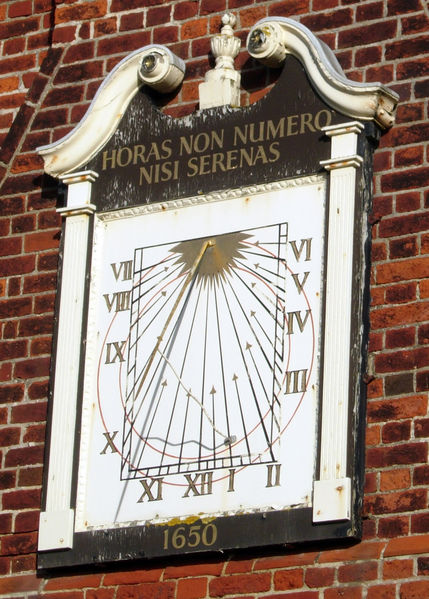 Soubor:MootHallSundial.JPG