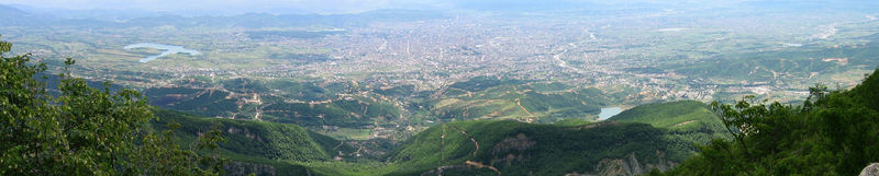 Soubor:Tirana Albania pano 2004-07-14.jpg