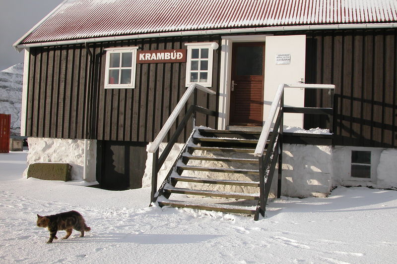 Soubor:Small shop Tvøroyri.JPG