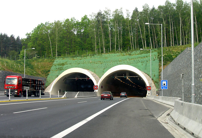 Soubor:Valík, east portal.jpg