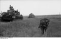 Bundesarchiv Bild 101I-748-0099A-20, Russland, Infanterie und Panzer IV.jpg